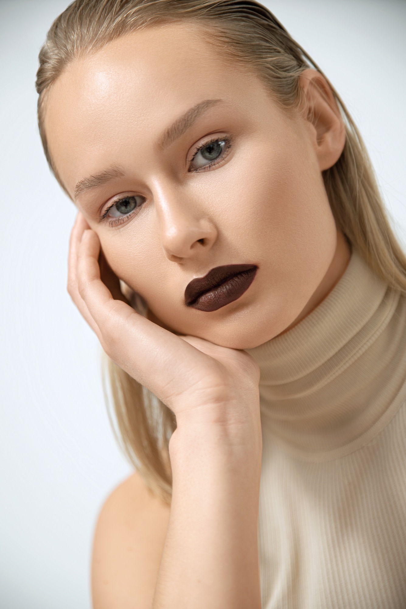 Soft glam portrait by Beattie Beauty